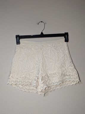 6 Sabo Skirt Cream Lace Zip Back Shorts